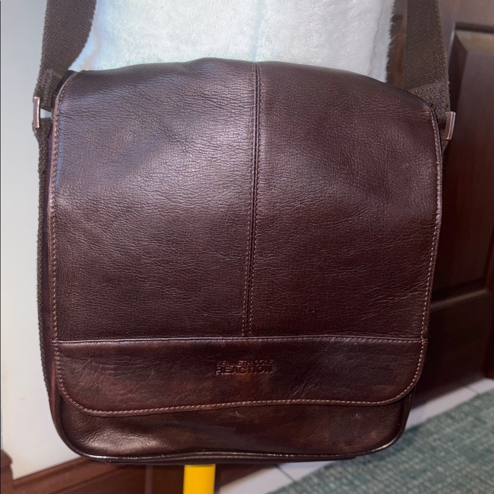 Kenneth Cole Men's Brown Leather Messenger /business bag  shoulder/Crossbody bag